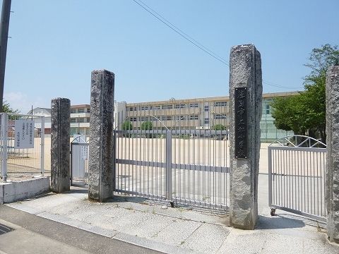 近くの大松小学校まで1,200m（徒歩15分）