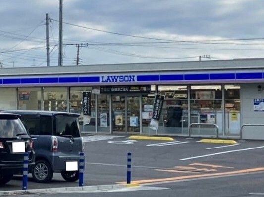 近くのコンビニまで600m（徒歩8分）