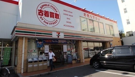 近くのコンビニまで700m（徒歩9分）