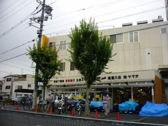 近くのスーパーまで300m（徒歩4分）