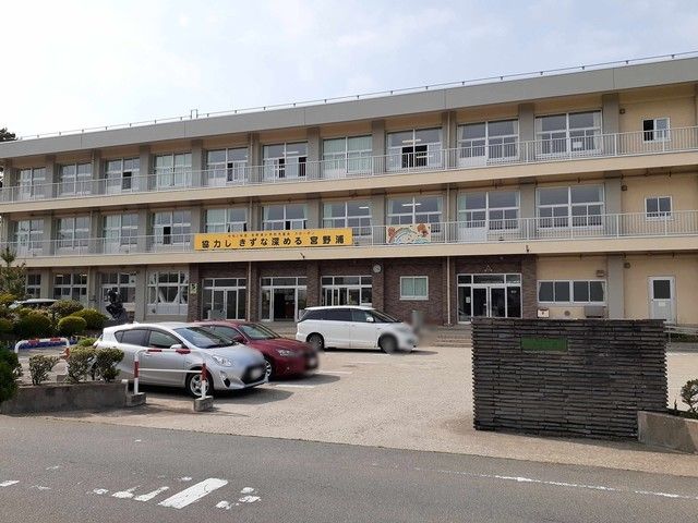 近くの酒田市立宮野浦小学校まで500m(徒歩7分)