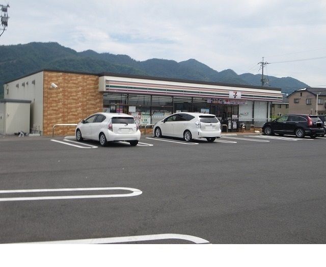 近くのコンビニまで750m（徒歩10分）