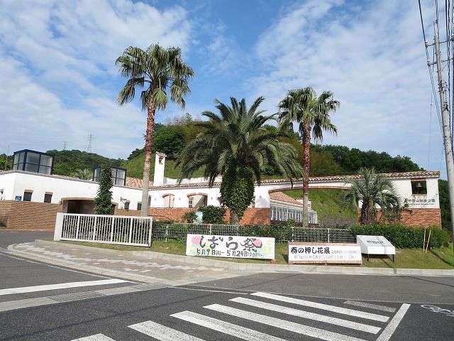 近くの冠山総合公園まで1,800m（徒歩23分）