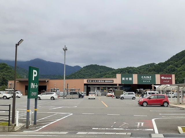 近くのカインズスーパーセンター都留店まで900m（徒歩12分）