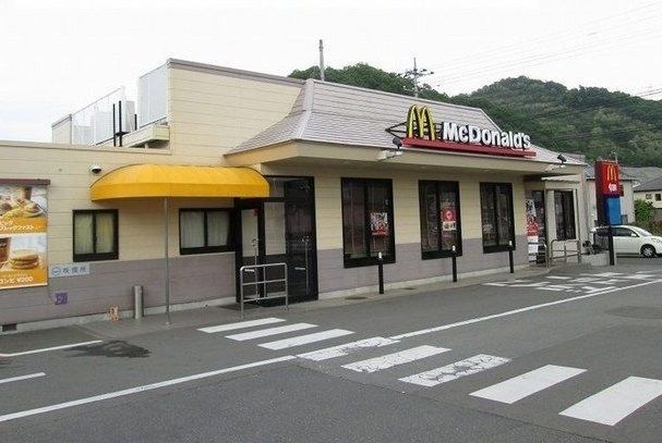 近くのマクドナルド都留店まで1,400m（徒歩18分）