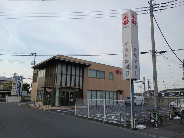 近くの銀行まで379m（徒歩5分）