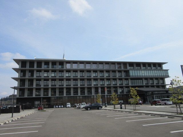 近くの役所まで300m（徒歩4分）