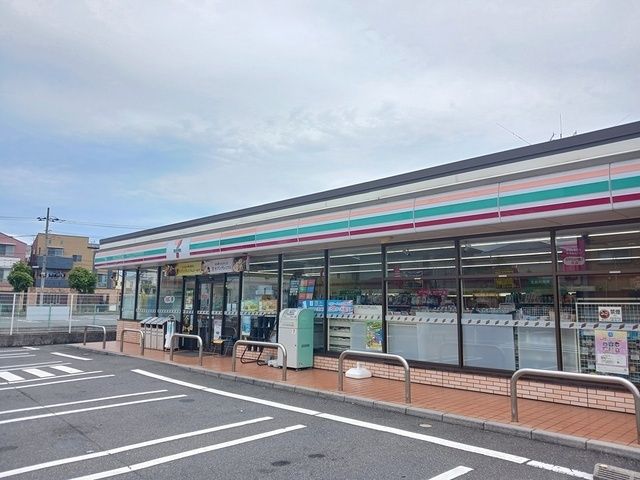 近くのセブンイレブン足立古千谷本町３まで256m（徒歩4分）