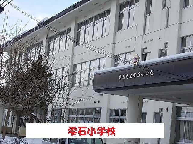 近くの雫石小学校まで700m（徒歩9分）