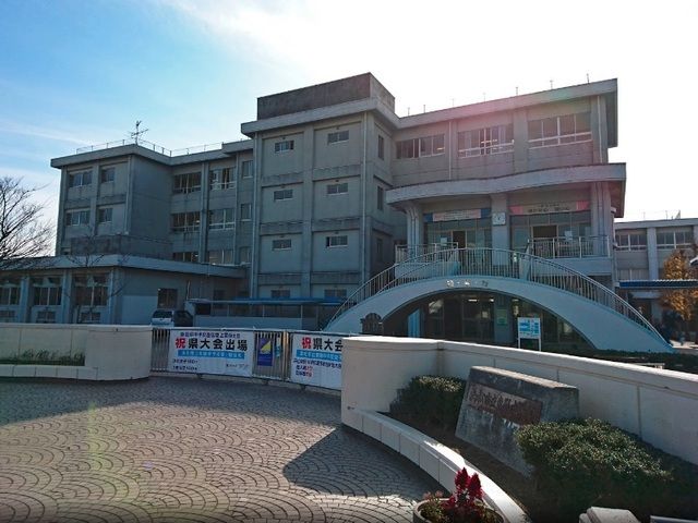 近くの浜松市立東陽中学校まで1,400m(徒歩18分)