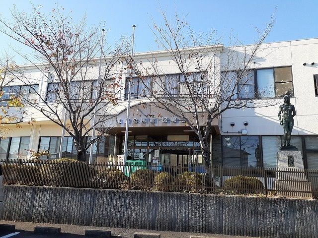 近くの図書館まで890m（徒歩12分）