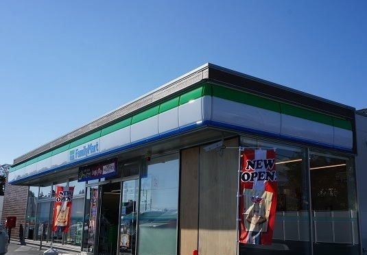 近くのファミリーマート御殿場北久原店まで650m（徒歩9分）