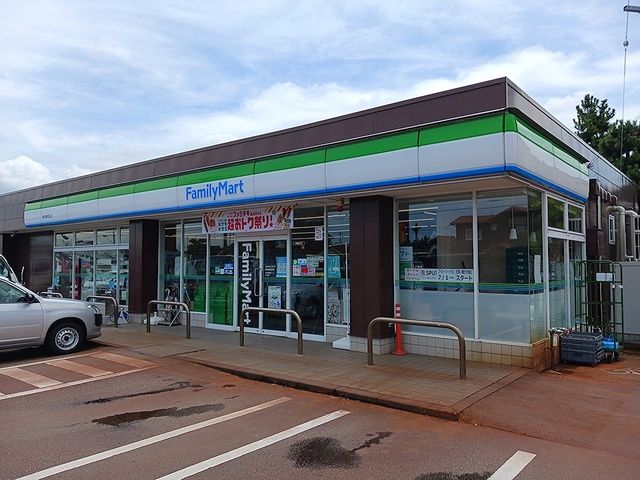 近くのファミリーマートまで350m(徒歩5分)