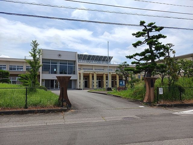 近くの射水市立東明小学校まで350m(徒歩5分)