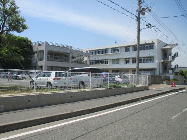 近くの西岐波小学校まで350m（徒歩5分）