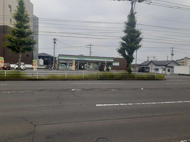 近くのファミリーマート大村杭出津店まで700m（徒歩9分）