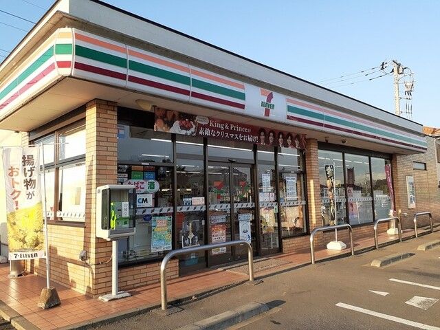 近くのコンビニまで260m（徒歩4分）