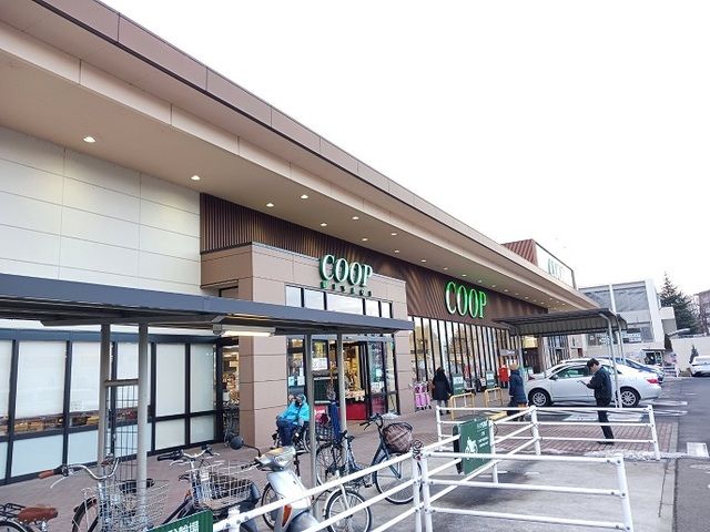 近くのみやぎ生協 鶴ヶ谷店まで1,900m（徒歩24分）