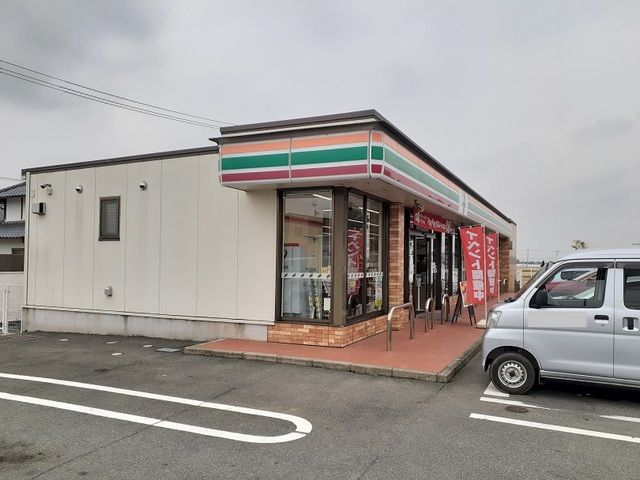 近くのコンビニまで300m（徒歩4分）