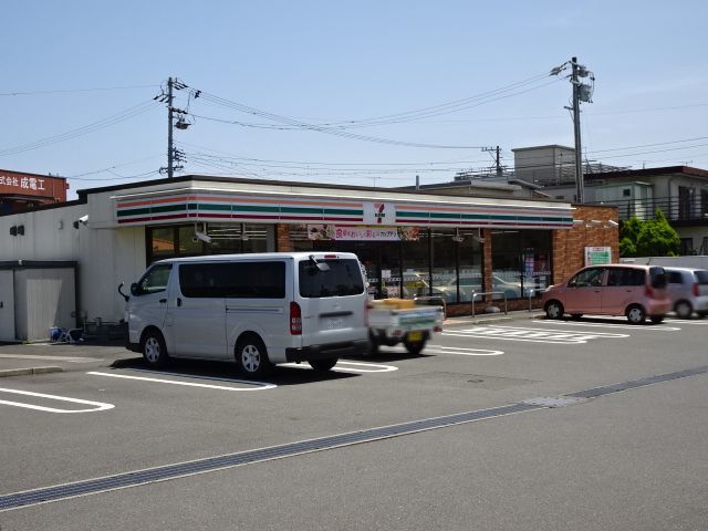 近くのコンビニまで600m（徒歩8分）
