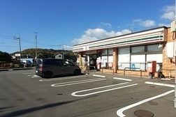 近くのコンビニまで700m（徒歩9分）