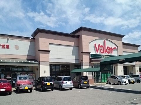 近くのバロー窪新店まで240m（徒歩3分）