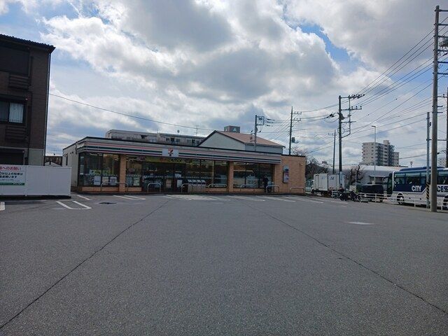 近くのコンビニまで409m（徒歩6分）