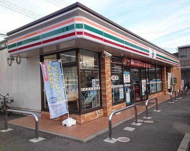 近くのコンビニまで300m（徒歩4分）