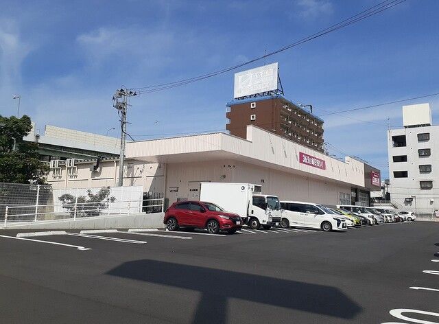 近くのドラッグストアまで750m（徒歩10分）