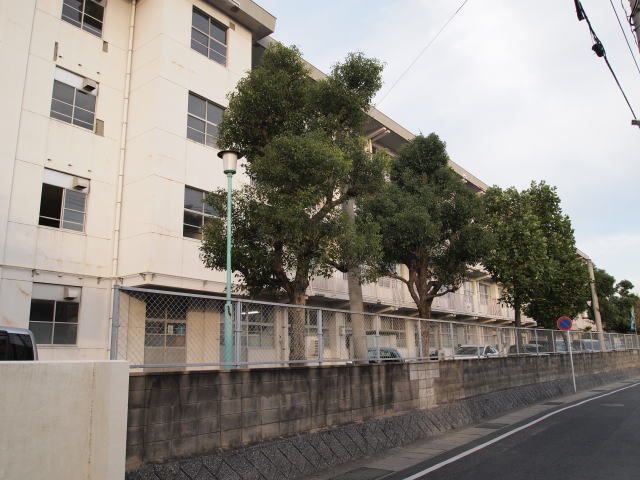 近くの中学校まで900m（徒歩12分）