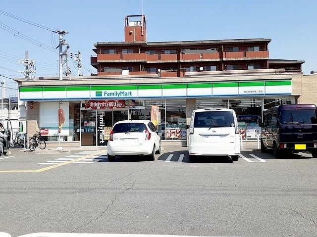 近くのファミリーマート明姫幹線二見店まで200m（徒歩3分）