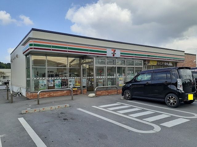 近くのコンビニまで700m（徒歩9分）