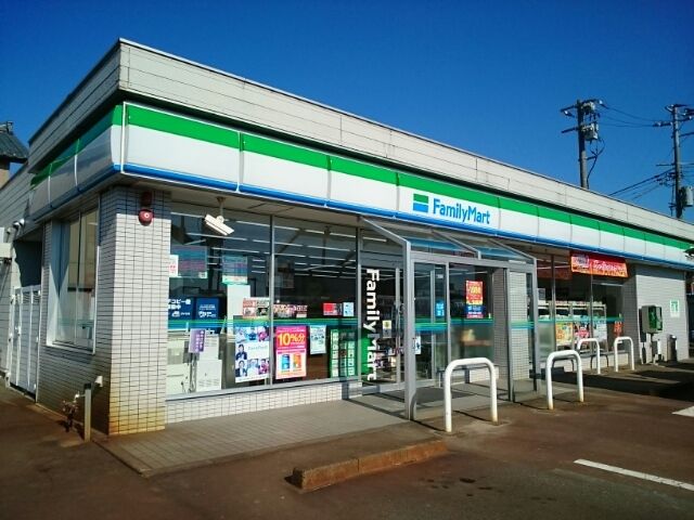 近くのコンビニまで370m（徒歩5分）