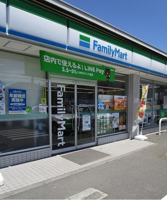 近くのファミリーマートまで200m（徒歩3分）