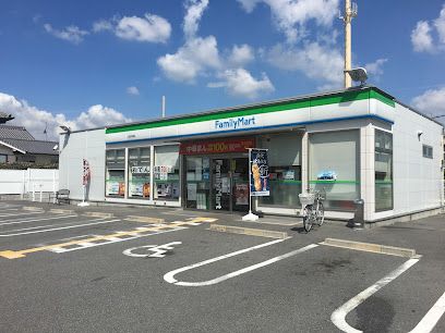 近くのファミリーマート 高田市場店まで800m（徒歩10分）