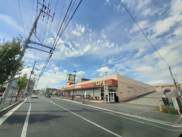近くのライフ太平寺店様まで350m（徒歩5分）