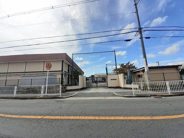 近くの布施小学校まで220m（徒歩3分）