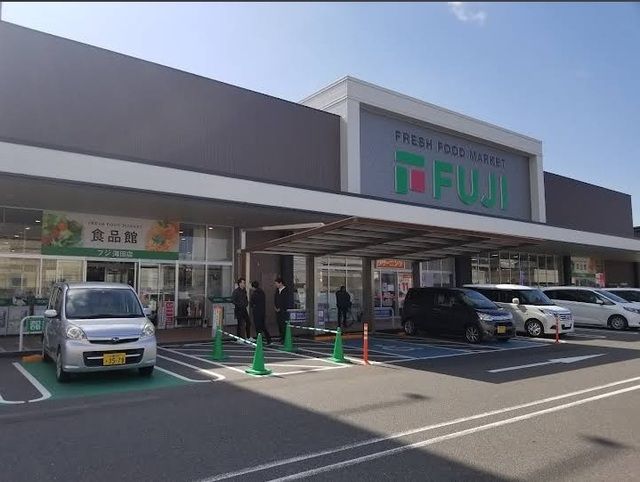 近くのフジ海田まで400m（徒歩5分）