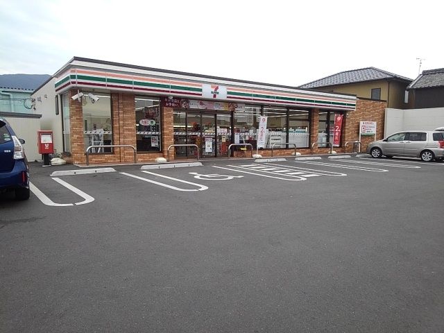 近くのコンビニまで640m（徒歩8分）