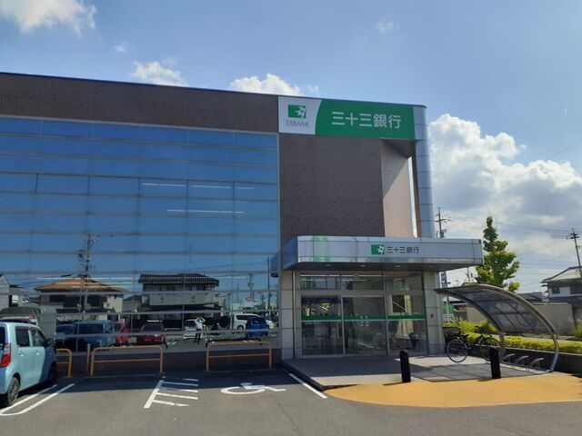 近くの銀行まで800m（徒歩10分）