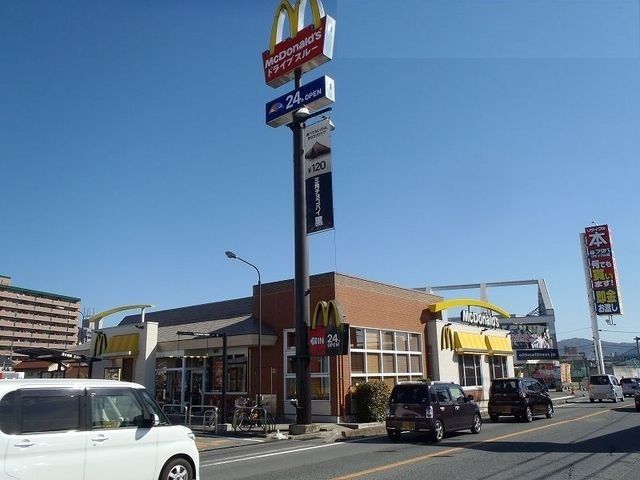 近くのマクドナルド寺家店まで500m（徒歩7分）