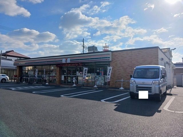 近くのコンビニまで300m（徒歩4分）