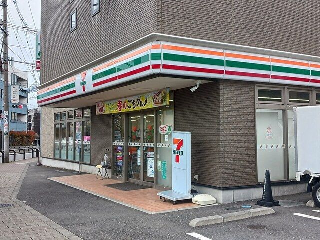 近くのコンビニまで1,372m（徒歩18分）