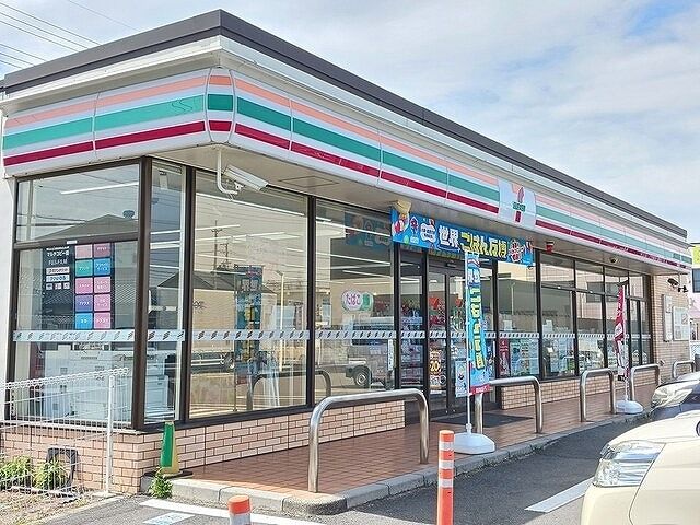 近くのコンビニまで300m（徒歩4分）