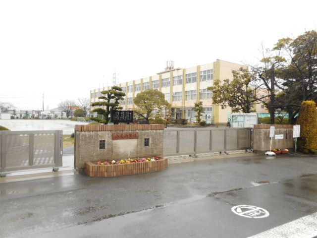 近くの小学校まで550m（徒歩7分）