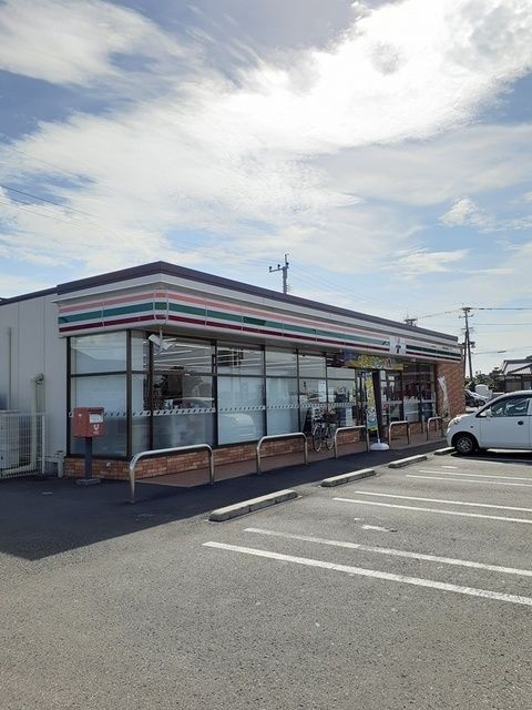 近くのコンビニまで700m（徒歩9分）