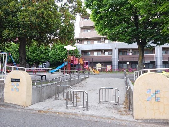 近くの綱島上町中央公園まで140m（徒歩2分）