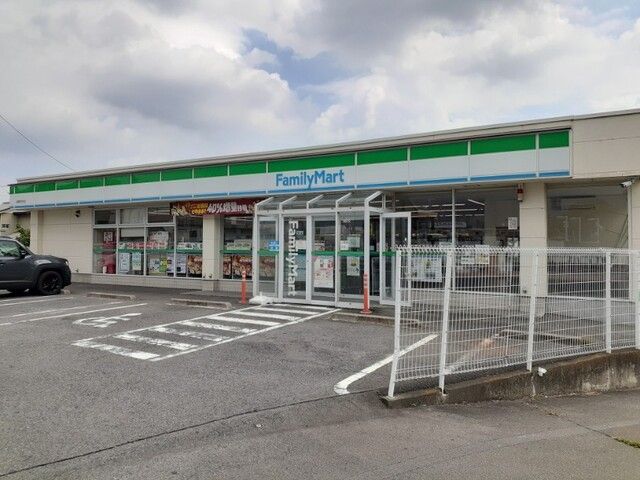 近くのファミリーマート前橋茂木町店まで400m(徒歩5分)