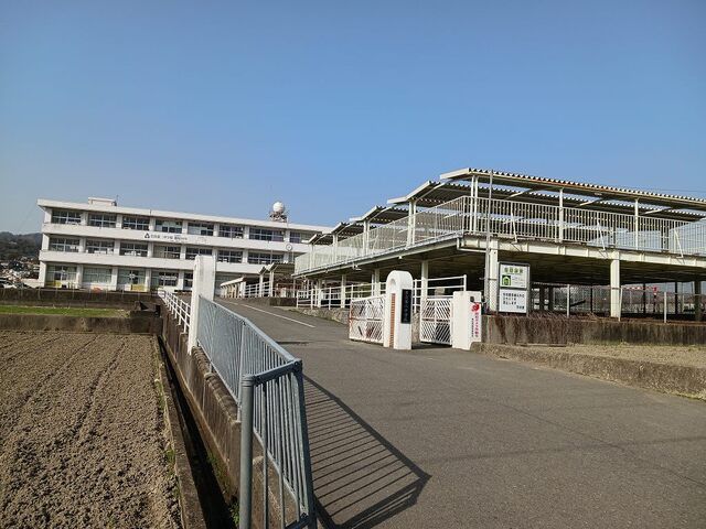 近くの中学校まで180m（徒歩3分）