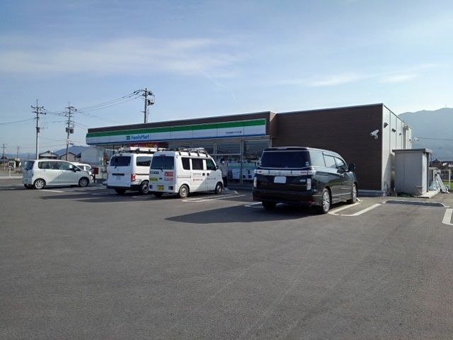 近くのコンビニまで740m（徒歩10分）